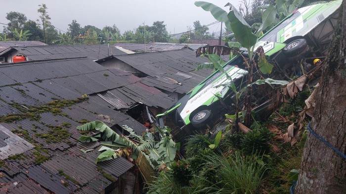 Kecelakaan Tragis di Puncak: Bus Meluncur ke Dalam Jurang Akibat Kelalaian Sopir