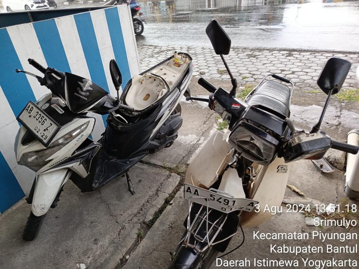 Motor Astrea (kanan) dan Vario yang diamankan usai terlibat laka di jalan Jogja-Wonosari Piyungan, Bantul, Sabtu (3/8/2024).