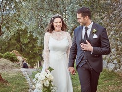 Suami Tak Bisa Bahasa Inggris, Kelly Brook Pakai Bahasa Cinta di Awal Hubungan