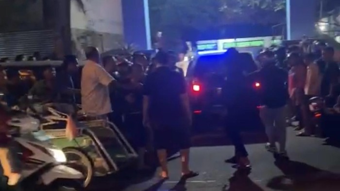 Kerumunan warga di Sukorame, Kota Kediri usai mengamankan sejumlah orang diduga penculik.