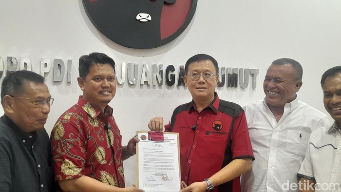 Ketua DPC PDIP Medan serahkan rekomendasi ke Ridha Dharmajaya untuk maju di Pilwalkot Medan 2024 (Nizar Aldi/detikSumut)