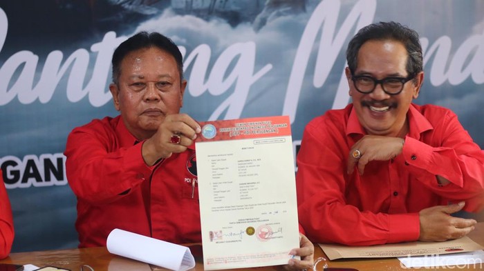 Ketua DPD PDIP DIY, Nuryadi, menunjukkan surat rekomendasi DPP untuk Pilkada Sleman di kantor DPC PDIP Sleman, Sabtu (3/8/2024)