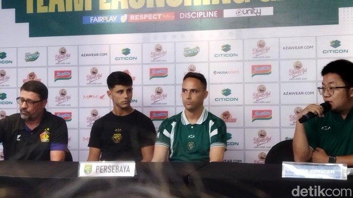 Konferensi pers Persebaya jelang laga uji coba melawan Persik jelang Liga 1 2024/2025.