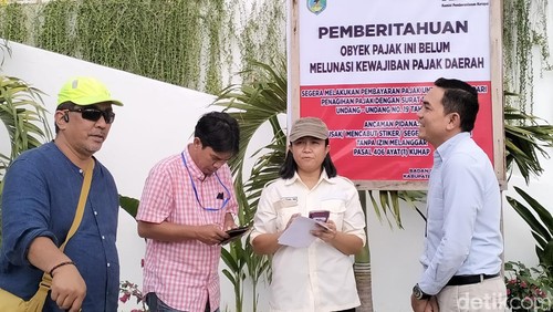 Ketua Satgas Koordinasi Supervisi Wilayah V KPK Dian Patra (kiri) di depan Hotel Loccal Colection, Labuan Bajo, Sabtu (3/8/2024) (Ambrosius Ardin)