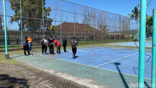 PBVSI Provinsi Bali saat melakukan peninjauan terkait rencana pembangunan lapangan voli pasir di Kabupaten Karangasem, Sabtu (3/8/2024). (foto: I Wayan Selamat Juniasa)