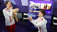 Liu Yuchen sedang menjadi topik hangat dalam perbincangan masyarakat di dunia. Pasalnya, dengan keberaniannya yang penuh, Liu Yuchen berhasil melamar sang kekasih yang bernama Huang Yaqiong di podium Olimpiade Paris 2024 kemarin. (China News Service via Getty Ima/China News Service)