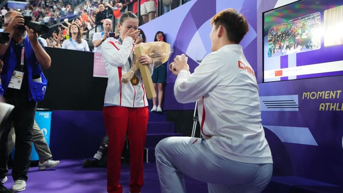 Pebulutangkis Liu Yuchen melamar peraih medali emas Huang Yaqiong usai upacara perebutan medali emas Ganda Campuran pada hari ketujuh Olimpiade Paris 2024 di Porte de La Chapelle Arena pada 2 Agustus 2024 di Paris, Prancis.