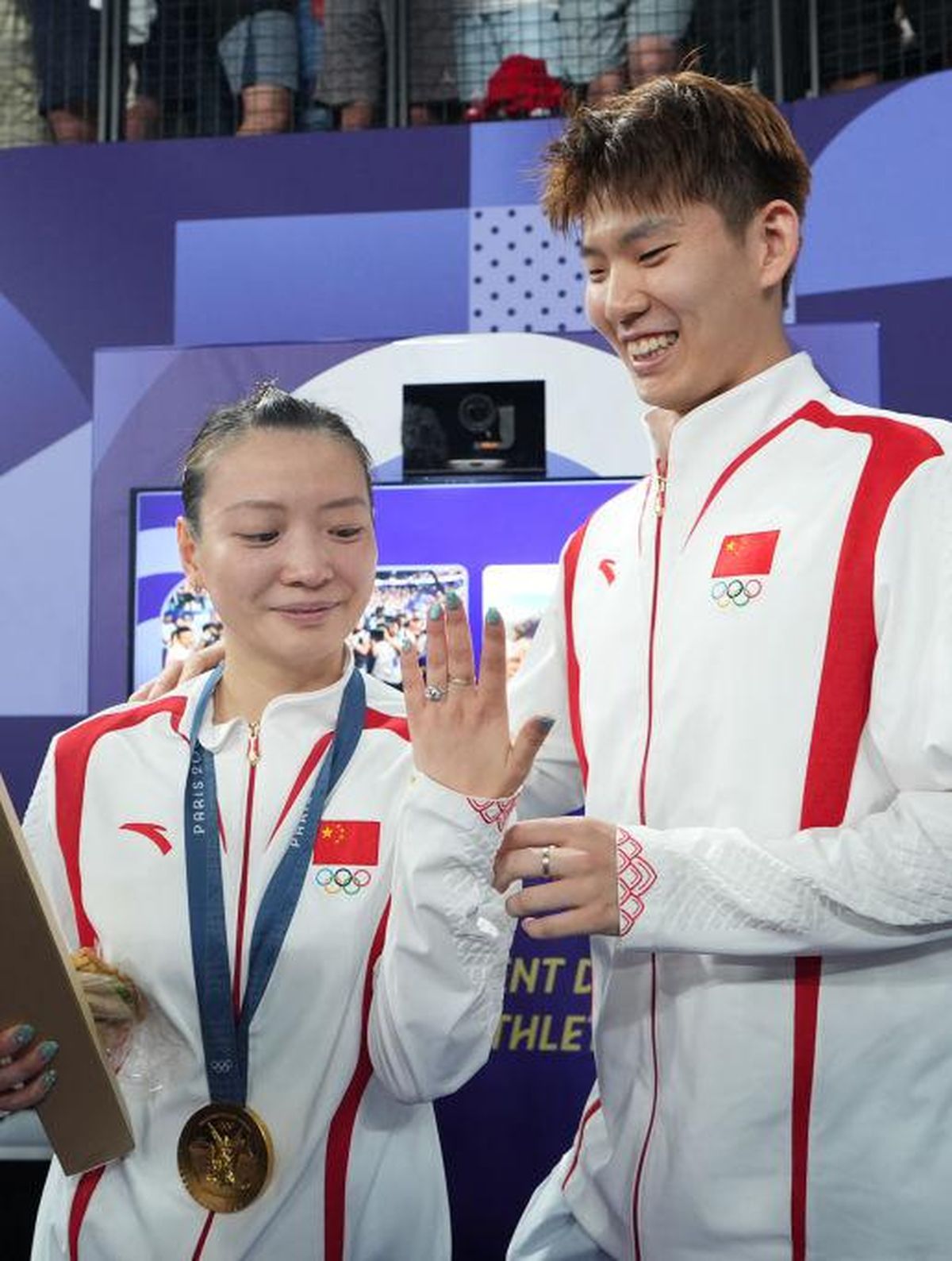 Dogistonda porno tomosha qilayotgan yashirin mini kamera