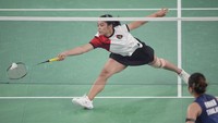 Gregoria menghadapi Intanon di perempatfinal tunggal putri di Porte de La Chapelle Arena, Paris, Sabtu (3/8/2024) sore WIB. Ia memenangi laga perempatfinal ini dengan skor 25-23, 21-9. AP Photo/Dita Alangkara