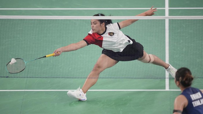 Mantap! Gregoria Lolos ke Semifinal Olimpiade 2024 Indonesia's Gregoria Mariska Tunjung celebrates after defeating Thailand's Ratchanok Intanon during their women's singles badminton quarterfinal match at the 2024 Summer Olympics, Saturday, Aug. 3, 2024, in Paris, France. (AP Photo/Dita Alangkara)