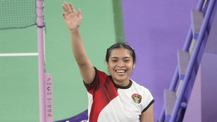 Indonesias Gregoria Mariska Tunjung celebrates after defeating Thailands Ratchanok Intanon during their womens singles badminton quarterfinal match at the 2024 Summer Olympics, Saturday, Aug. 3, 2024, in Paris, France. (AP Photo/Dita Alangkara)