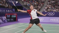 Serangan Intanon ke arah forehand Gregoria beberapa kali menghasilkan poin. Setelah ketat sampai 15-15, Gregoria kemudian tertinggal 15-18 setelah smesnya menyangkut di net. AP Photo/Kin Cheung