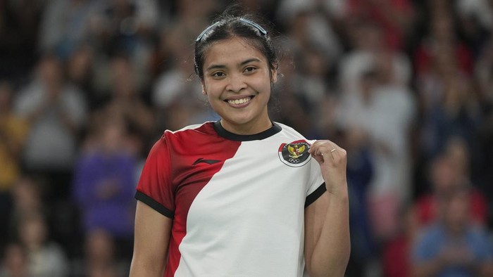 Indonesias Gregoria Mariska Tunjung celebrates after defeating Thailands Ratchanok Intanon during their womens singles badminton quarterfinal match at the 2024 Summer Olympics, Saturday, Aug. 3, 2024, in Paris, France. (AP Photo/Kin Cheung)