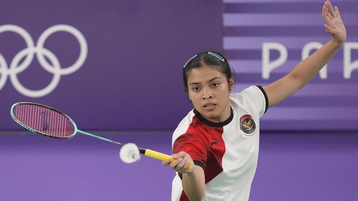 Indonesias Gregoria Mariska Tunjung celebrates after defeating Thailands Ratchanok Intanon during their womens singles badminton quarterfinal match at the 2024 Summer Olympics, Saturday, Aug. 3, 2024, in Paris, France. (AP Photo/Dita Alangkara)