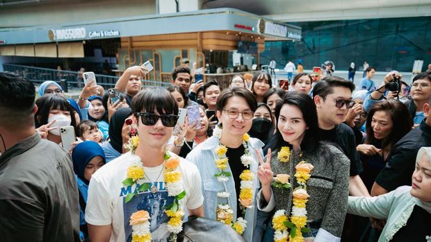 Mario Maurer dan Davika Hoorne saat berkunjung ke Indonesia untuk film Kang Mak from Pee Mak.