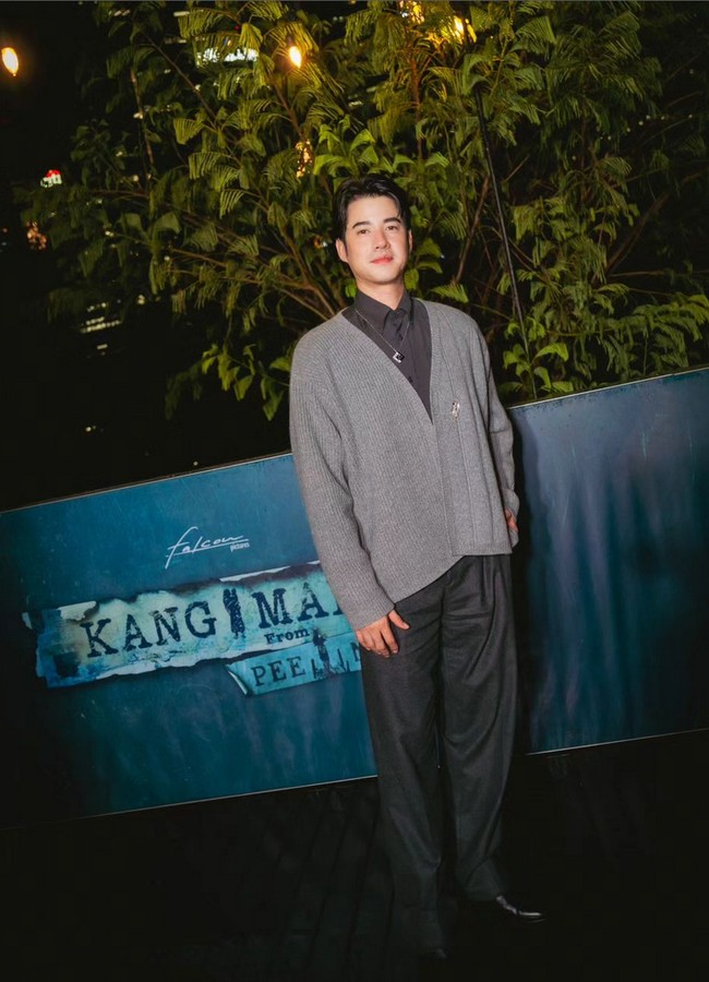 Untuk acara Gala Dinner yang digelar pada Jumat (2/8/2024) malam, Mario Maurer tampil dengan gaya preppy nuansa monokrom, mengenakan kemeja dan celana hitam dipadu cardigan abu-abu.  Foto: Instagram/@mario_mm38 @davikah
