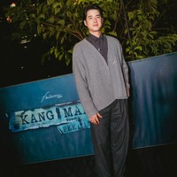 Untuk acara Gala Dinner yang digelar pada Jumat (2/8/2024) malam, Mario Maurer tampil dengan gaya preppy nuansa monokrom, mengenakan kemeja dan celana hitam dipadu cardigan abu-abu.  Foto: Instagram/@mario_mm38 @davikah