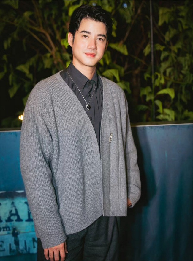 Tampil dengan rambut yang ditata bergaya wet look, paras tampan pria 35 tahun ini membuatnya dielu-elukan netizen Indonesia, dan dipuji awet muda. “Mario. Lu ga tua tua sumpah,” komentar salah satu pengguna Instagram. Foto: Instagram/@mario_mm38 @davikah