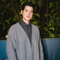 Tampil dengan rambut yang ditata bergaya wet look, paras tampan pria 35 tahun ini membuatnya dielu-elukan netizen Indonesia, dan dipuji awet muda. “Mario. Lu ga tua tua sumpah,” komentar salah satu pengguna Instagram. Foto: Instagram/@mario_mm38 @davikah