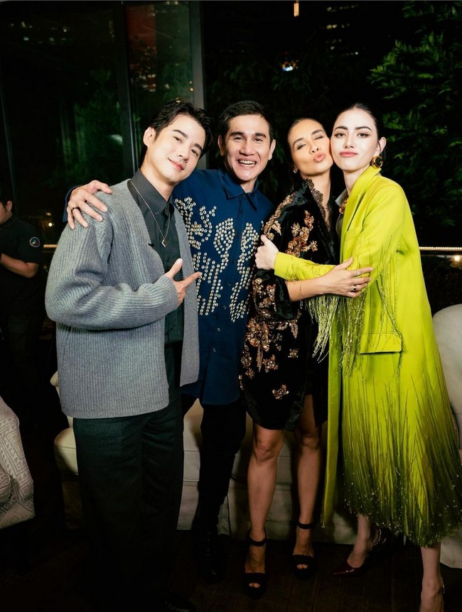Mario Maurer tiba di Jakarta bersama aktris Davika Hoorne untuk mendukung pemutaran ‘Kang Mak’, remake dari film Thailand ‘Pee Mak’ yang pernah mereka bintangi pada 2013. Foto: Instagram/@mario_mm38 @davikah
