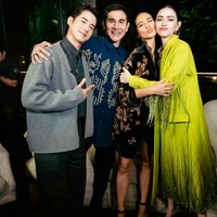 Mario Maurer tiba di Jakarta bersama aktris Davika Hoorne untuk mendukung pemutaran ‘Kang Mak’, remake dari film Thailand ‘Pee Mak’ yang pernah mereka bintangi pada 2013. Foto: Instagram/@mario_mm38 @davikah