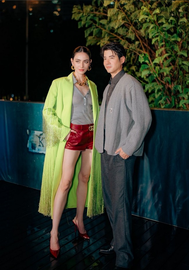 Penampilannya makin stunning dengan kalung dan anting chunky. Foto: Instagram/@mario_mm38 @davikah