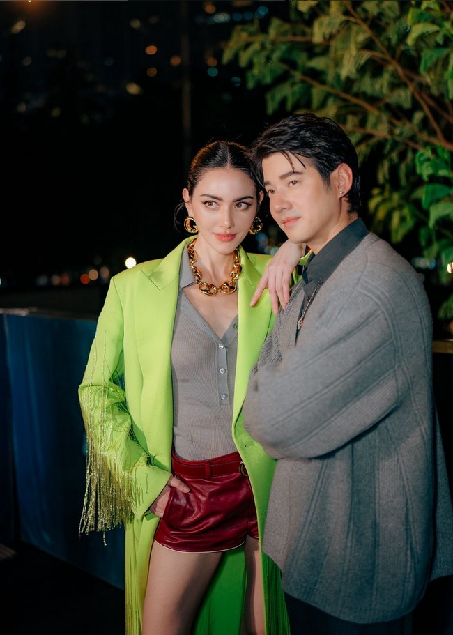 Davika Hoorne tak kalah mempesona. Wanita 32 tahun ini tampil ngejreng dengan polo shirt abu-abu dipadu shorts marun dan coat hijau neon beraksen rumbai. Foto: Instagram/@mario_mm38 @davikah