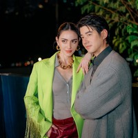 Davika Hoorne tak kalah mempesona. Wanita 32 tahun ini tampil ngejreng dengan polo shirt abu-abu dipadu shorts marun dan coat hijau neon beraksen rumbai. Foto: Instagram/@mario_mm38 @davikah