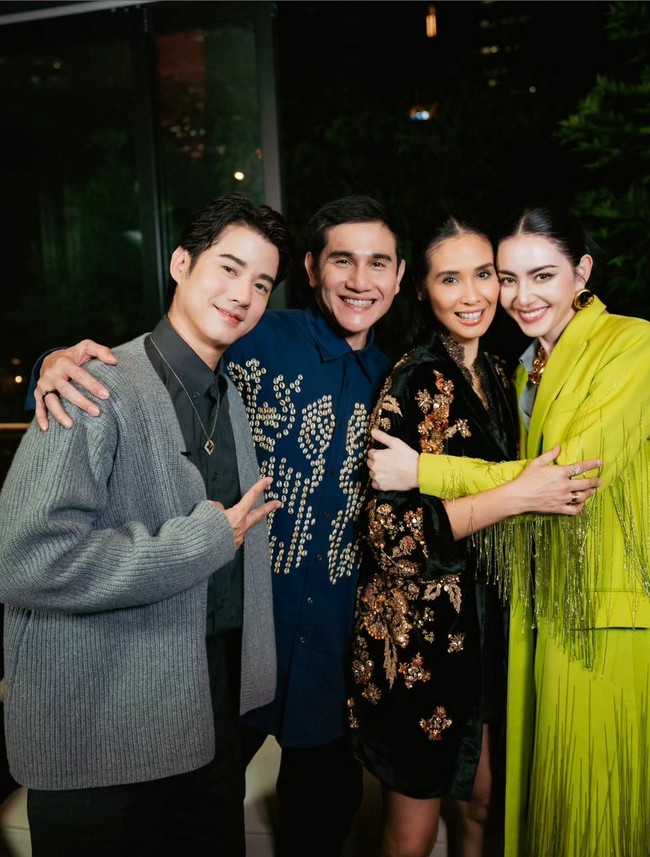 Pria blasteran Thailand, China dan Jerman ini bercengkerama dengan para pemeran ‘Kang Mak from Pee Mak’, termasuk bintang utamanya, Marsha Timothy dan Vino G. Bastian. Foto: Instagram/@mario_mm38 @davikah