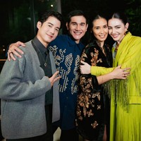 Pria blasteran Thailand, China dan Jerman ini bercengkerama dengan para pemeran ‘Kang Mak from Pee Mak’, termasuk bintang utamanya, Marsha Timothy dan Vino G. Bastian. Foto: Instagram/@mario_mm38 @davikah