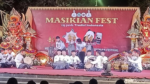 Penampilan salah satu tim Baleganjur Ngarap dalam Masikian Fest di Lapangan Puputan I Gusti Ngurah Made Agung Denpasar, Bali, Sabtu (3/8/2024)