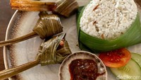 Untuk menunya, kamu bisa pesan Ayam Goreng Pandan (Rp 55.000). Menu ini sudah dilengkapi dengan nasi putih, sambal terasi, dan lalapan timun juga tomat. Foto: detikcom/Riska Fitria