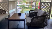 Merdeka Lounge ini punya konsep semi-outdoor. Areanya terbilang luas, dan area duduk pengunjungnya pun sangat banyak. Foto: detikcom/Riska Fitria