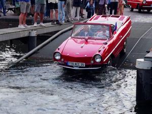 Mobil Amfibi Melintasi Kanal Amsterdam Sebelum Larangan Emisi