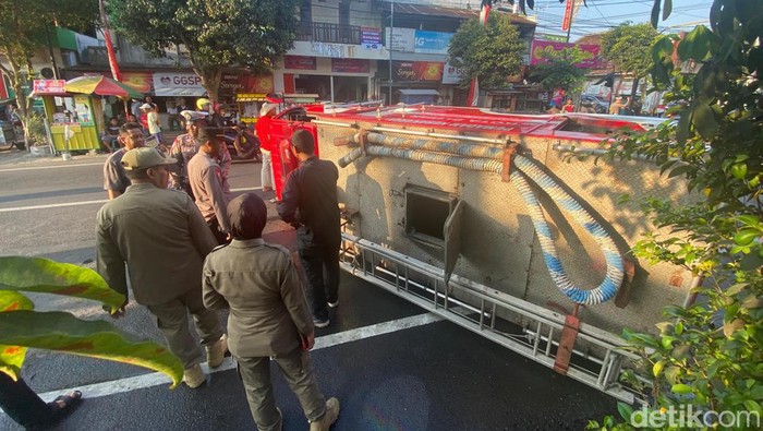 Mobil damkar terguling di Kota Blitar