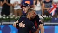 Momen haru sempat tercipta setelah Murray berpelukan dengan Dan Evans di pinggir lapangan. REUTERS/Violeta Santos Moura