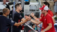 Setelah Murray kalah di perempat final Olimpiade 2024, sang petenis berumur 37 tahun itu memutuskan untuk gantung raket. Saat pertandingan hari Kamis (1/8) berakhir, penonton memberikan tepuk tangan meriah. Evans juga bertepuk tangan, begitu pula Fritz dan Paul. REUTERS/Violeta Santos Moura