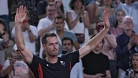 Air mata mengalir di mata Andy Murray saat ia berjalan sendirian ke lapangan untuk mengucapkan selamat tinggal pada tenis profesional. Murray merupakan juara Grand Slam tiga kali dan satu-satunya pemain dalam sejarah tenis dengan dua medali emas tunggal Olimpiade Musim Panas. AP/Andy Wong