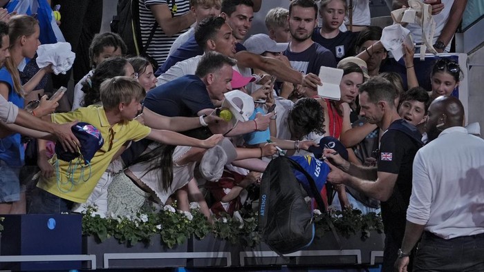 Momen Emosional Andy Murray Pensiun dari Tenis di Olimpiade Paris 2024 Andy Murray of Britain cries and waves to the spectators after he and his partner Daniel Evans defeated by Taylor Fritz and Tommy Paul of the United States in the men's doubles quarterfinals tennis match, at the 2024 Summer Olympics, Thursday, Aug.1, 2024, at the Roland Garros stadium in Paris, France. (AP Photo/Andy Wong)