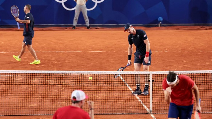 Momen Emosional Andy Murray Pensiun dari Tenis di Olimpiade Paris 2024 Paris 2024 Olympics - Tennis - Men's Doubles Quarterfinals - Roland-Garros Stadium, Paris, France - August 01, 2024. Andy Murray of Britain and Daniel Evans of Britain during their match against Taylor Fritz of United States and Tommy Paul of United States. REUTERS/Claudia Greco