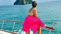 Nia Ramadhani menatap keindahan laut dari atas yacht. Foto: Instagram Nia Ramadhani