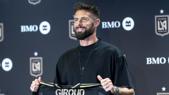 French forward Olivier Giroud is introduced to Los Angeles FC fans during a press conference at the InterContinental Hotel in Los Angeles, Thursday, Aug. 1, 2024. Giroud holds his first press conference with Los Angeles FC since announcing in May he would sign with the Major League Soccer club.  (David Crane/The Orange County Register via AP)