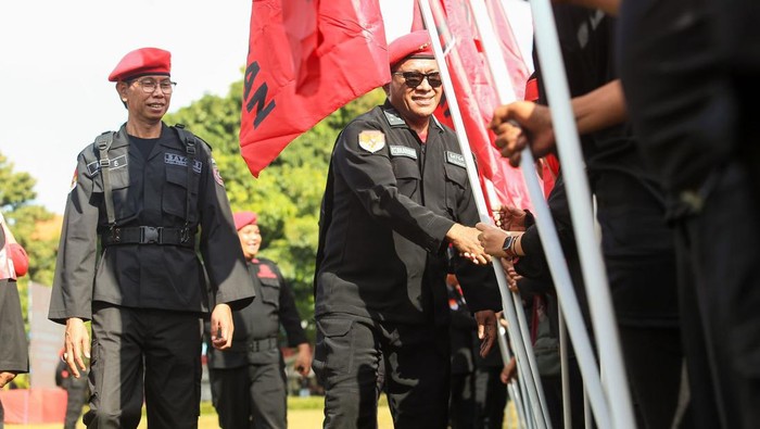 PDIP menggelar apel Satgas Cakra Buana di Tugu Pahlawan