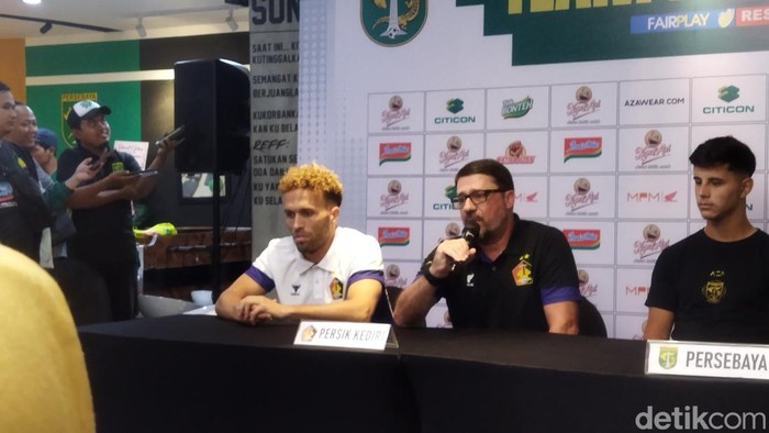 Pelatih Persik Marcelo Rospide saat konferensi pers di Surabaya.
