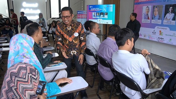 Pelatihan Digital untuk Penyandang Disabilitas Prinsip keberagaman, kesetaraan dan inklusivitas menjadi dasar pelatihan digital dan siap kerja untuk para penyandang disabilitas di kota pahlawan ini. Ini potretnya.