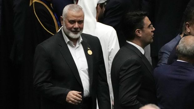 Pemimpin Hamas Ismail Haniyeh saat menghadiri pelantikan Presiden baru Iran Masoud Pezeshkian di parlamen Teheran pada 30 Juli, atau sehari sebelum dia terbunuh. (AP Photo/Vahid Salemi)