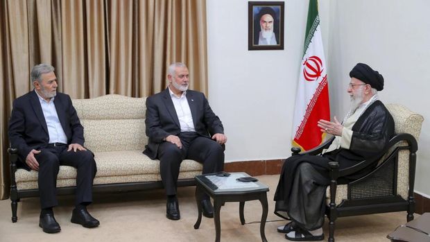 Pemimpin Hamas Ismail Haniyeh (tengah) bersama pemimpin Jihad Islam Ziad Nakhaleh saat bertemu pemimpin tertinggi Iran Ayatollah Ali Khamenei di Teheran pada 30 Juli, atau sehari sebelum Haniyeh terbunuh. (Office of the Iranian Supreme Leader via AP)