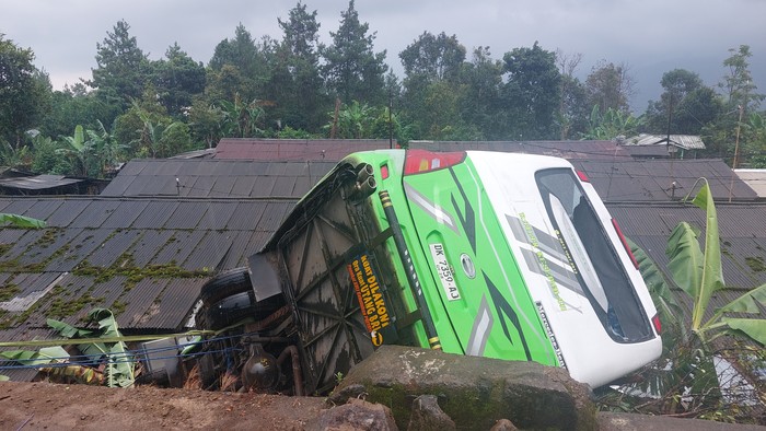 Penampakan Bus Terjun ke Jurang di Puncak Bogor (Muchamad Sholihin-detikcom)