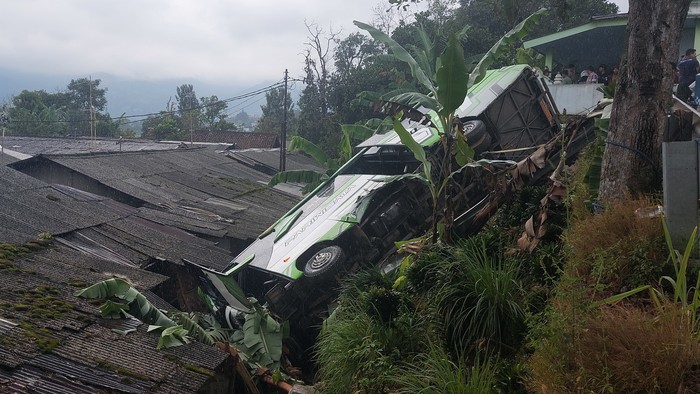 Penampakan Bus Terjun ke Jurang di Puncak Bogor (Muchamad Sholihin-detikcom)