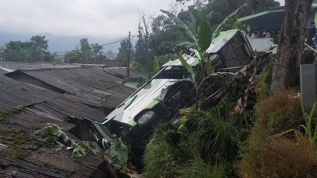 Penampakan Bus Terjun ke Jurang di Puncak Bogor (Muchamad Sholihin-detikcom)